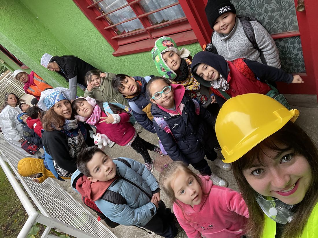 Grupo de niños y niñas sonriendo juntos en la escuela