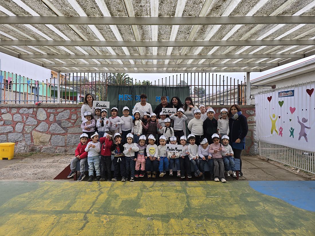Comunidad de párvulos de la escuela reunida en el patio