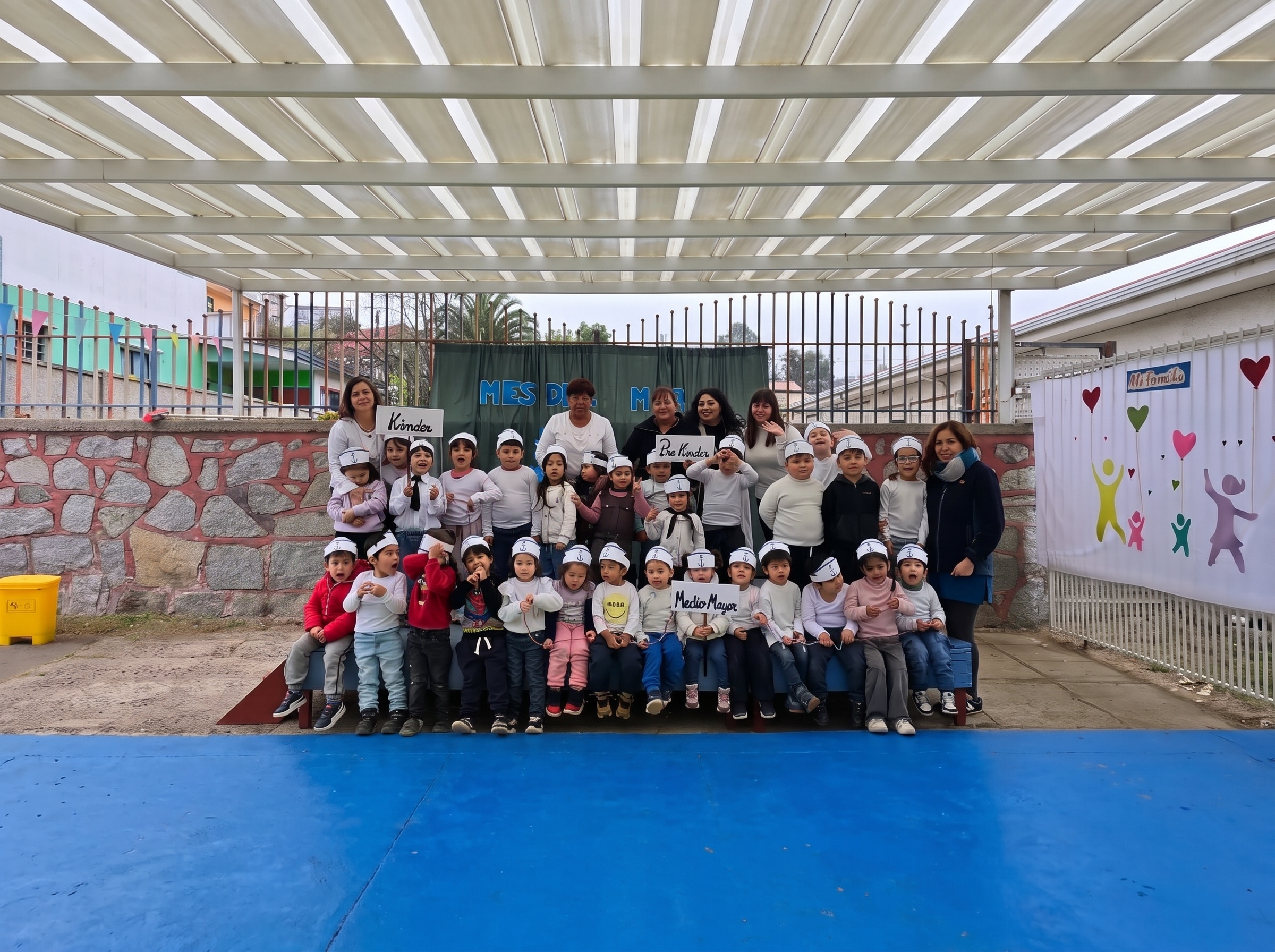 Comunidad de párvulos de la escuela reunida en el patio